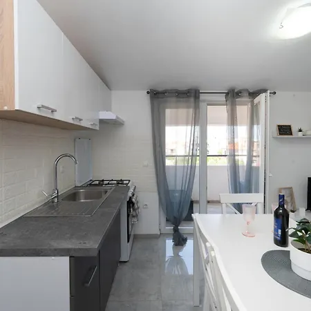 Apartament With Parking Space - 19830 Zadar