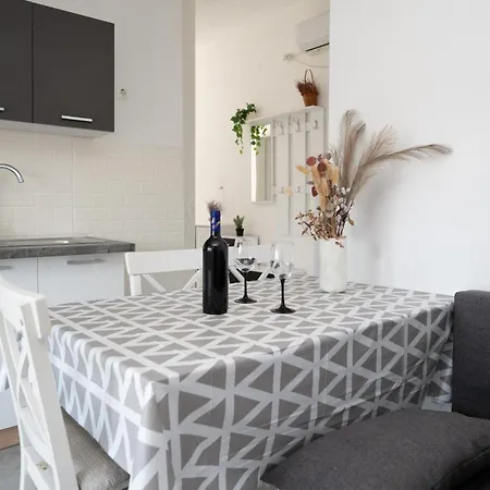 Apartament With Parking Space - 19830 Zadar
