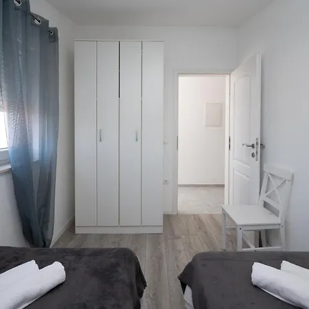 Apartament With Parking Space - 19830 Zadar