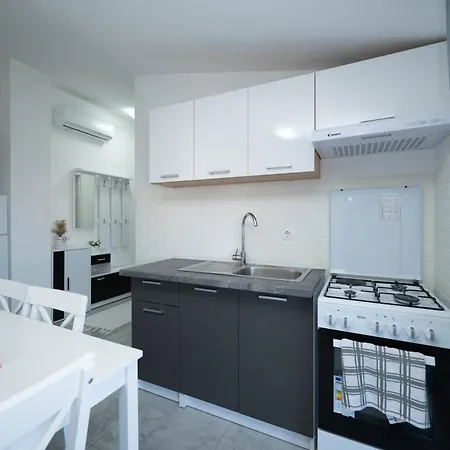 Apartament With Parking Space - 19830 Zadar