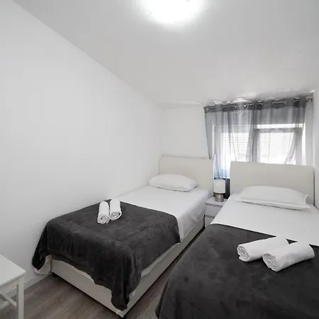 With Parking Space - 19830 זאדאר